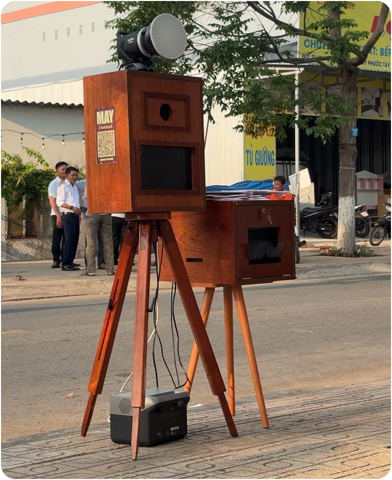 Máy photobooth gỗ lưu động được lắp đặt ngoài trời